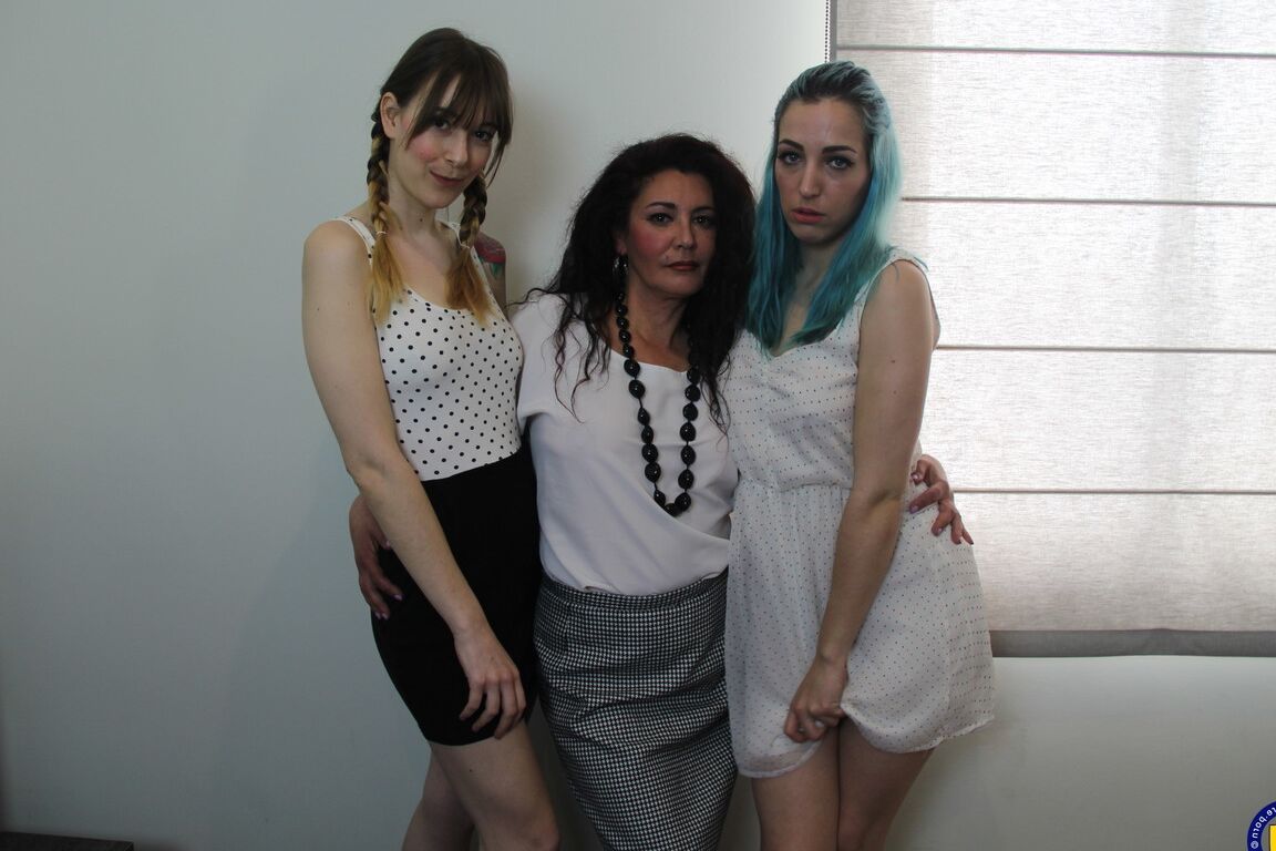 16P Três lésbicas velhas e jovens espanholas brincando juntas