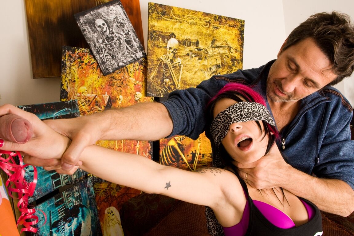 15P La amateur Joanna Angel es obligada a chupar una polla con los ojos vendados