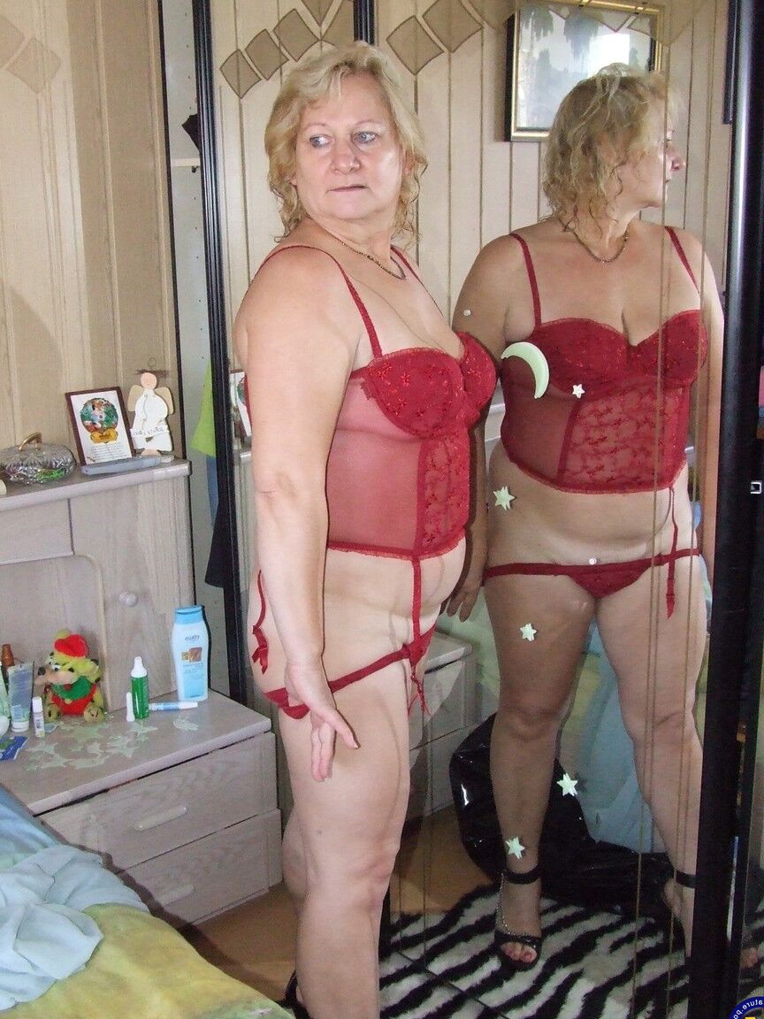 21P Ama de casa gordita Rosi se desnuda estando sola en casa para mostrar su coñito depilado