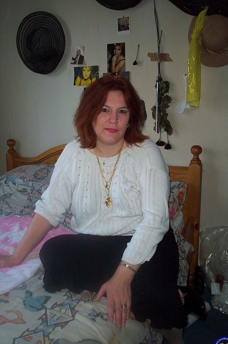 21P Europeia BBW Sandra tira e masturba um vibrador com seus seios flácidos