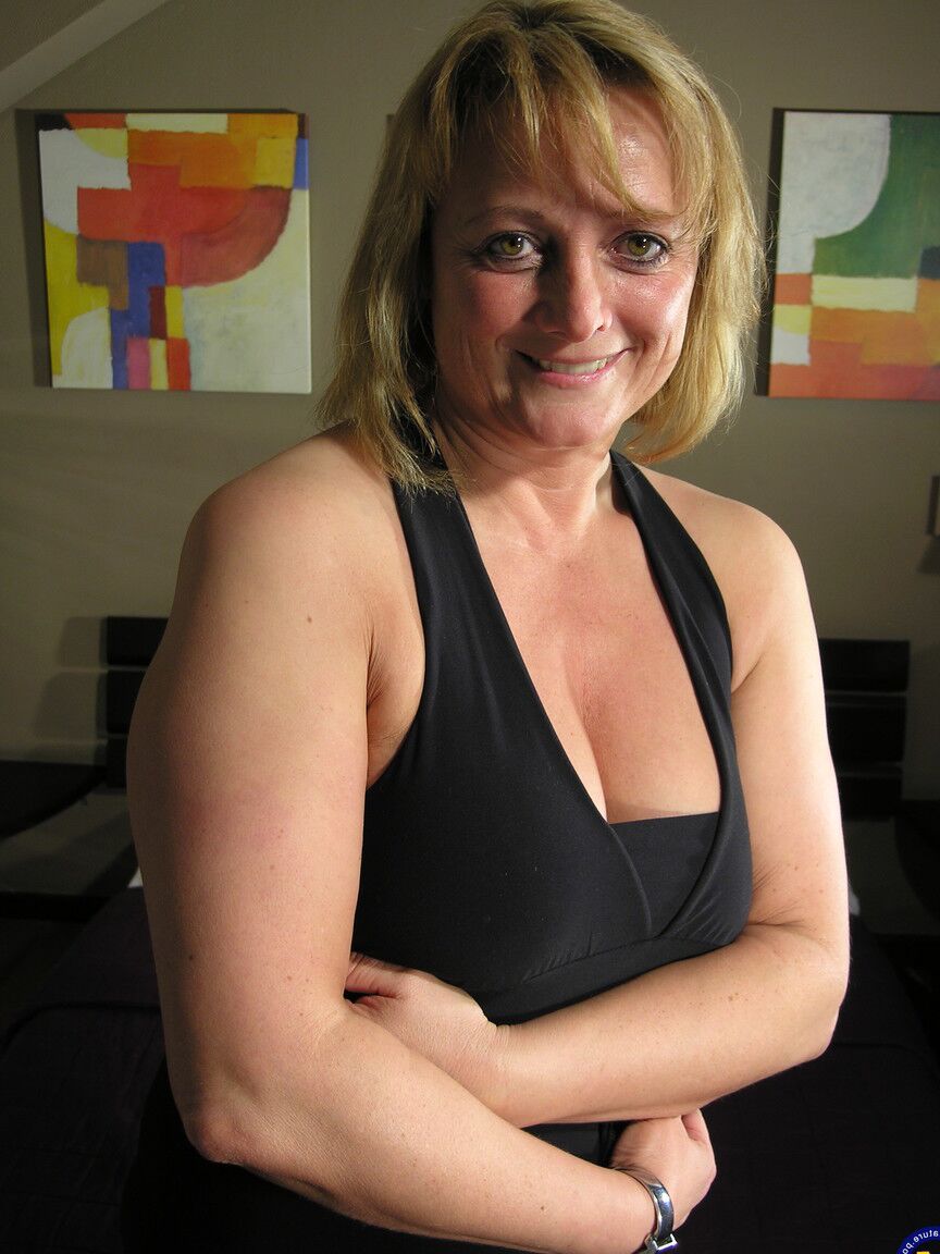 21P Madura com tesão com peitos grandes Yvette se masturba com um brinquedo sexual amarelo