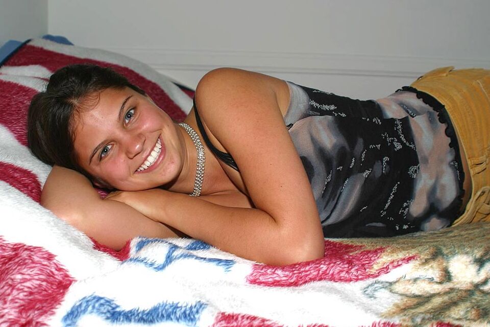 16P Une adolescente débutante suce son pouce avant de montrer son buisson taillé nu