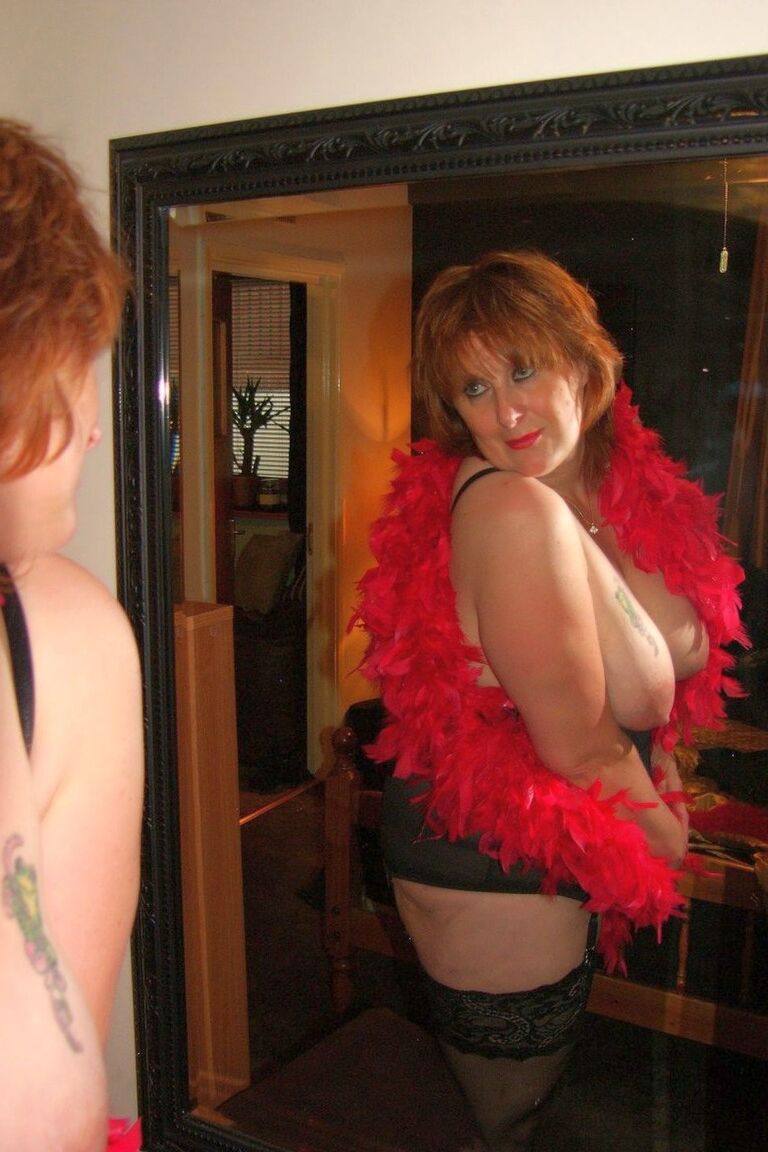21P Mollige reife Frau Roxy K neckt mit ihren großen hängenden Titten in Nylons