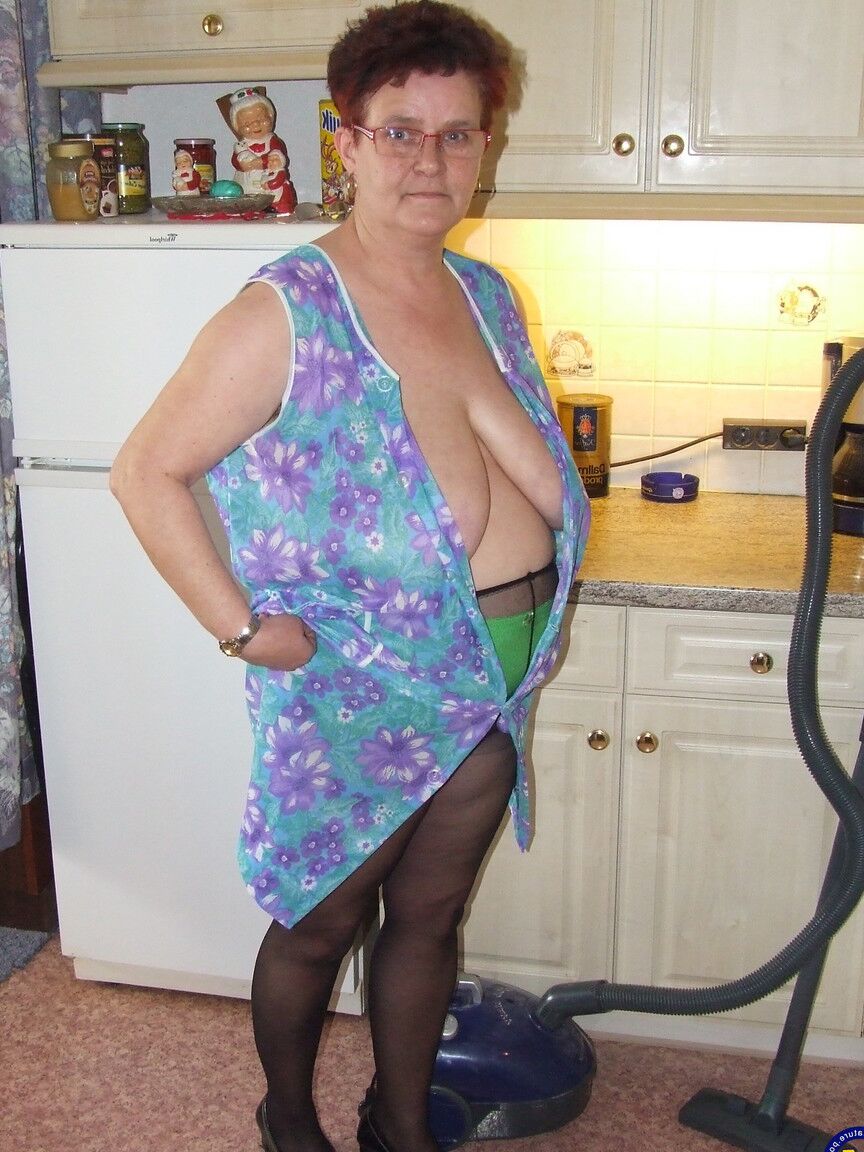 21P Old grandma Ingeborg exposes her fat body and sticks a vacuum pipe in her twat