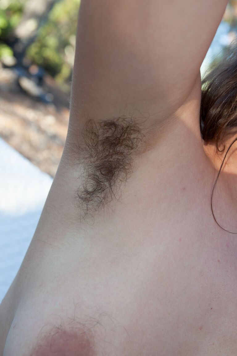 21P Amateur-Ehefrau Nikki Silver fingert ihre buschige Muschel und entblößt dabei ihren haarigen Körper