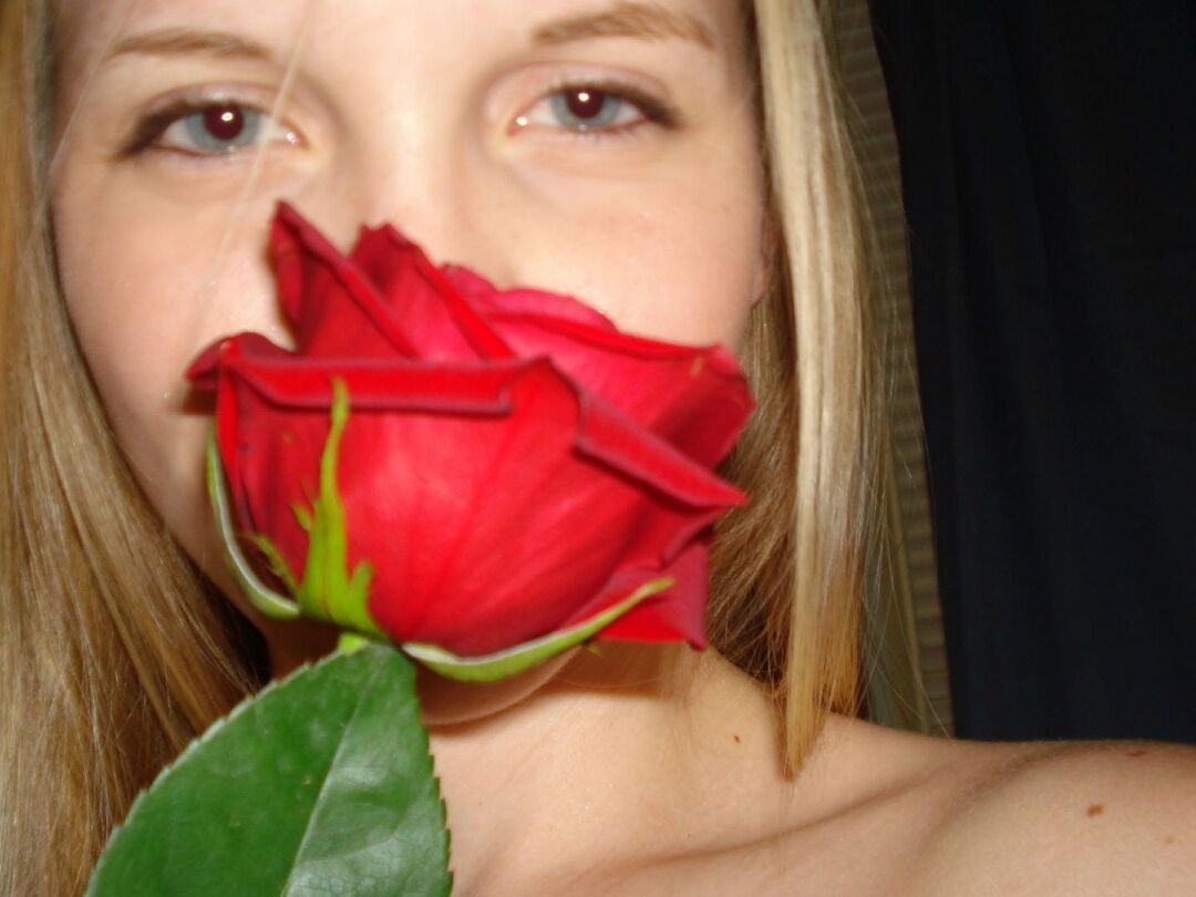 15P Young amateur model Taylor True has a cute face that was born to suck cock