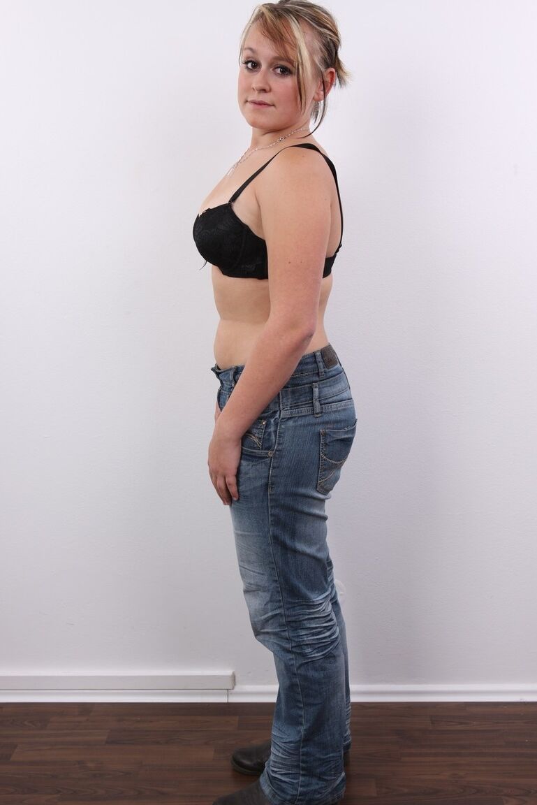 20P Mulher amadora gordinha fica nua depois de tirar a roupa