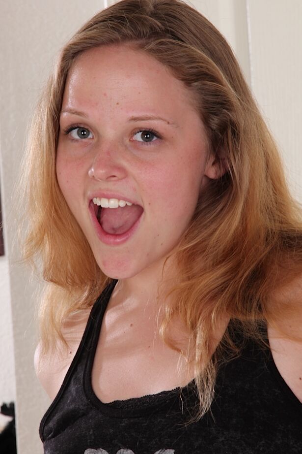 16P Jovem loira Sophia Monore expondo peitos minúsculos de adolescente e buceta lisa