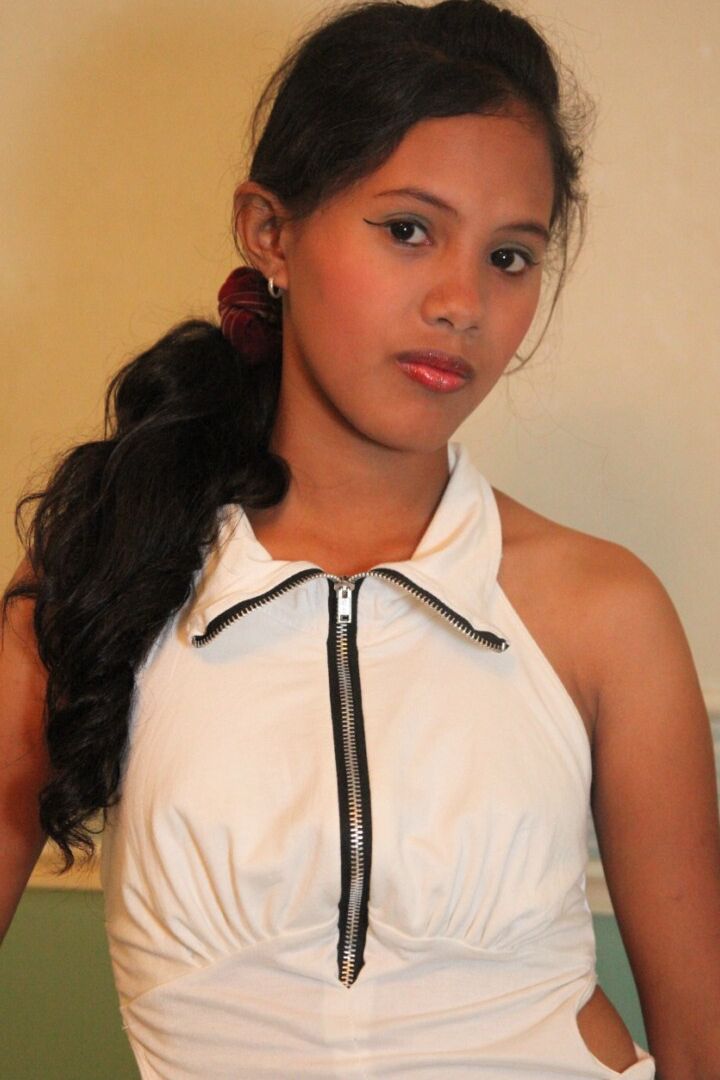 15P Jovem filipina comemora completar 18 anos posando nua