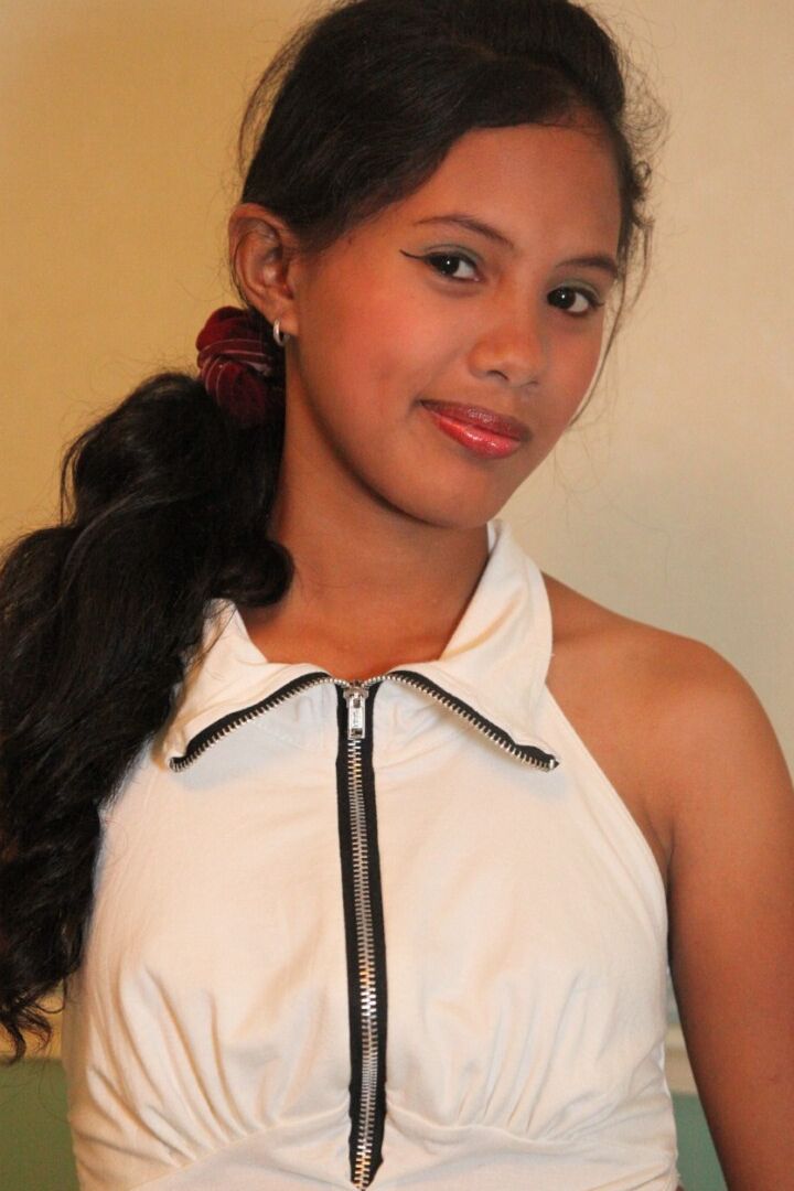 15P Jovem filipina comemora completar 18 anos posando nua