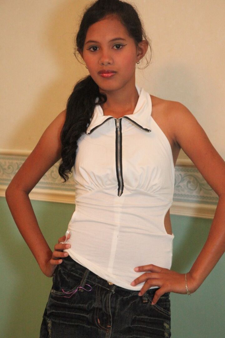 15P Jovem filipina comemora completar 18 anos posando nua