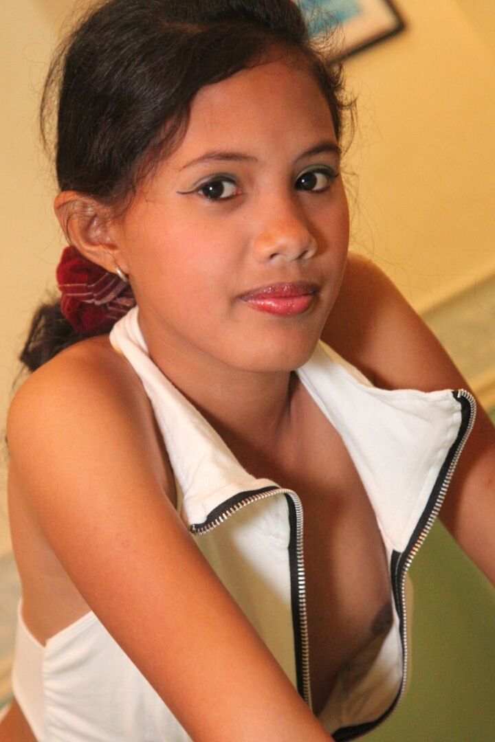15P Jovem filipina comemora completar 18 anos posando nua