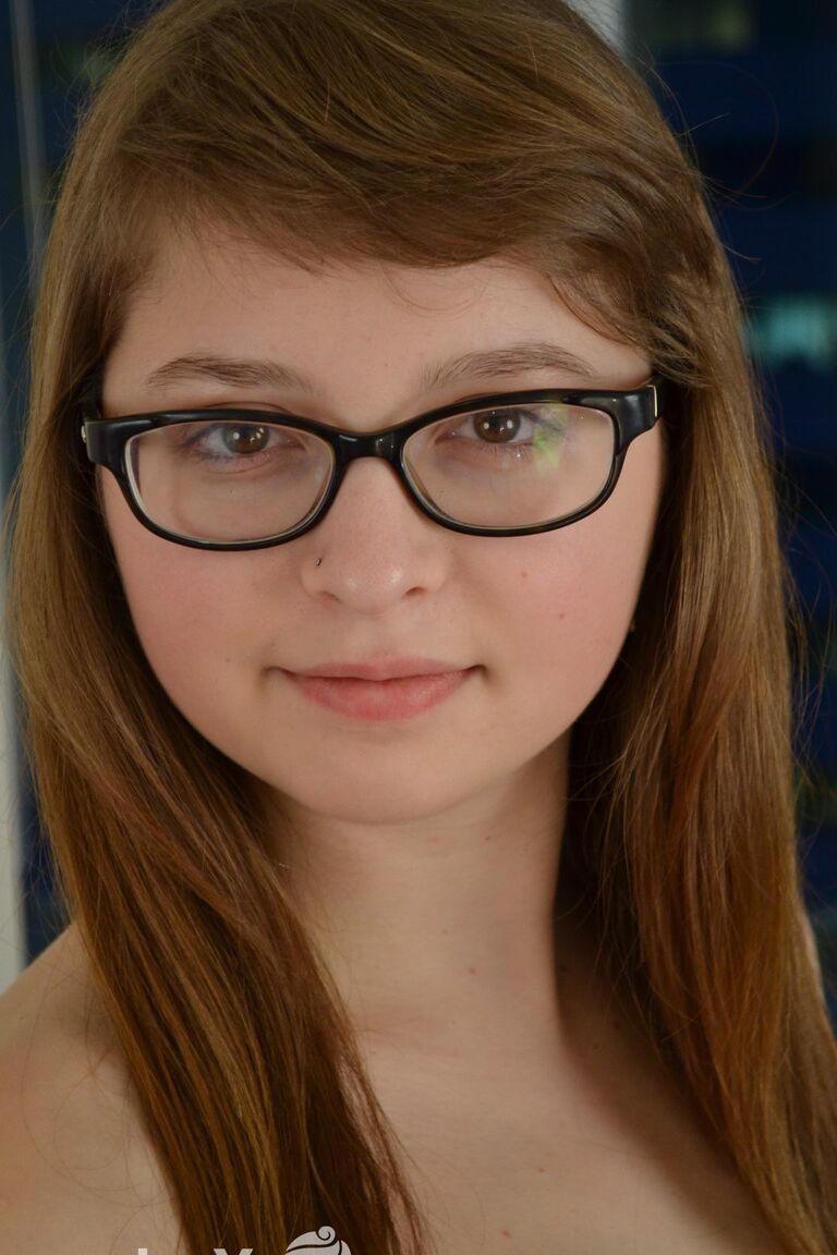 15P A adolescente nerd Lilah Demaray dedilha sua buceta com tesão usando apenas óculos