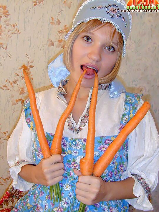 20P Une ado russe blonde enfonce des carottes dans son trou du cul avec une cuke dans la chatte