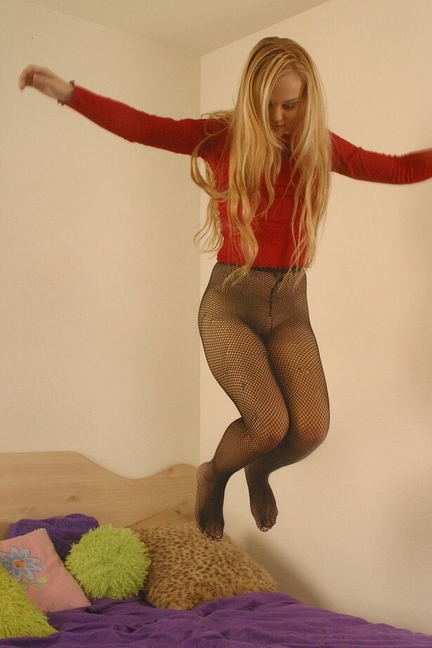 16P Rubia amateur abre medias de nailon para mostrar su coño adolescente sin pelo
