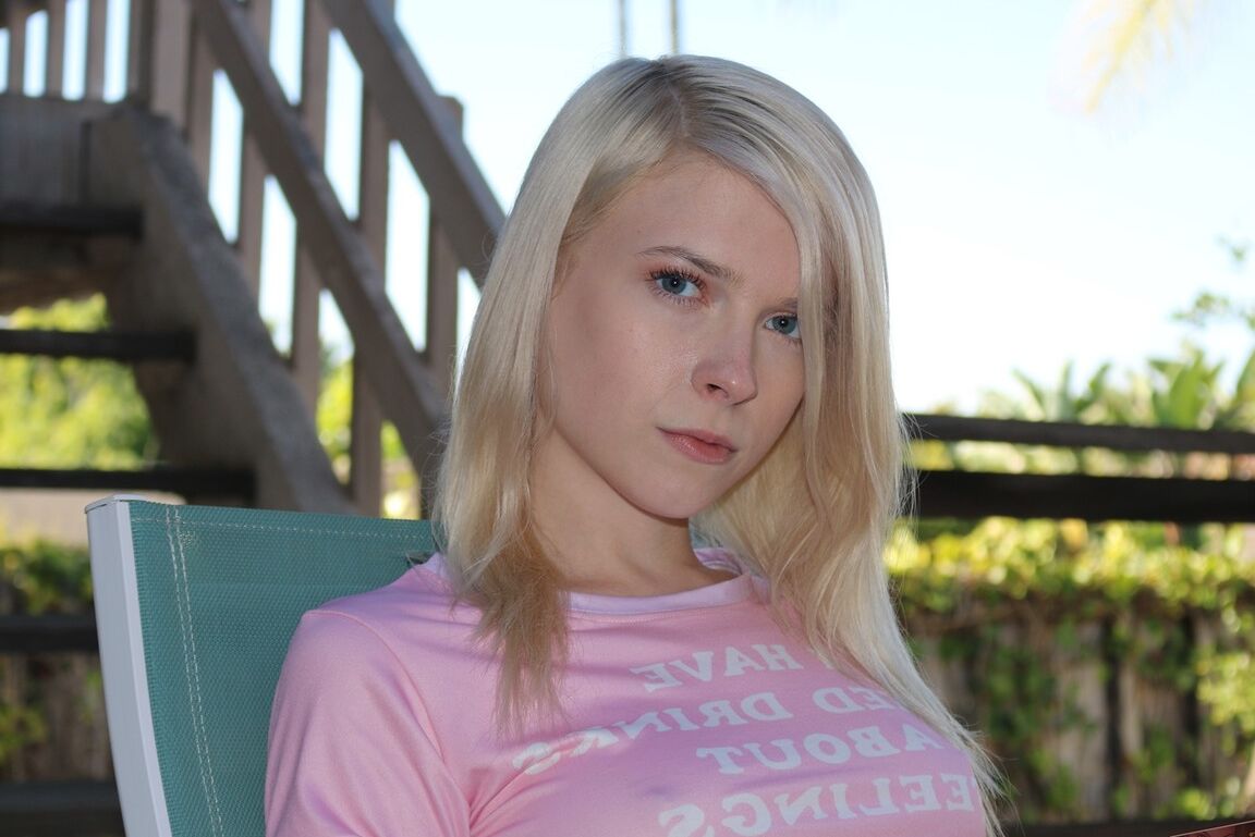 16P Jocelyn Sweets, une mince blonde, écarte les lèvres de sa chatte pour la première fois