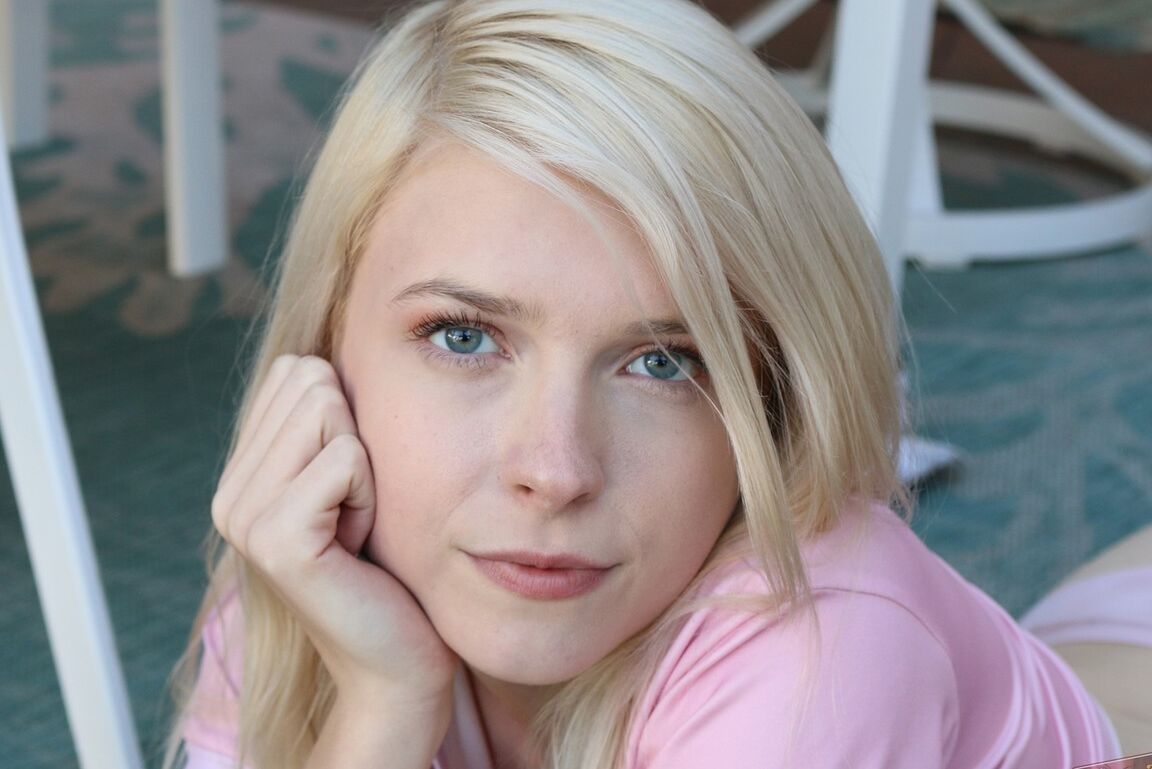 16P Jocelyn Sweets, une mince blonde, écarte les lèvres de sa chatte pour la première fois
