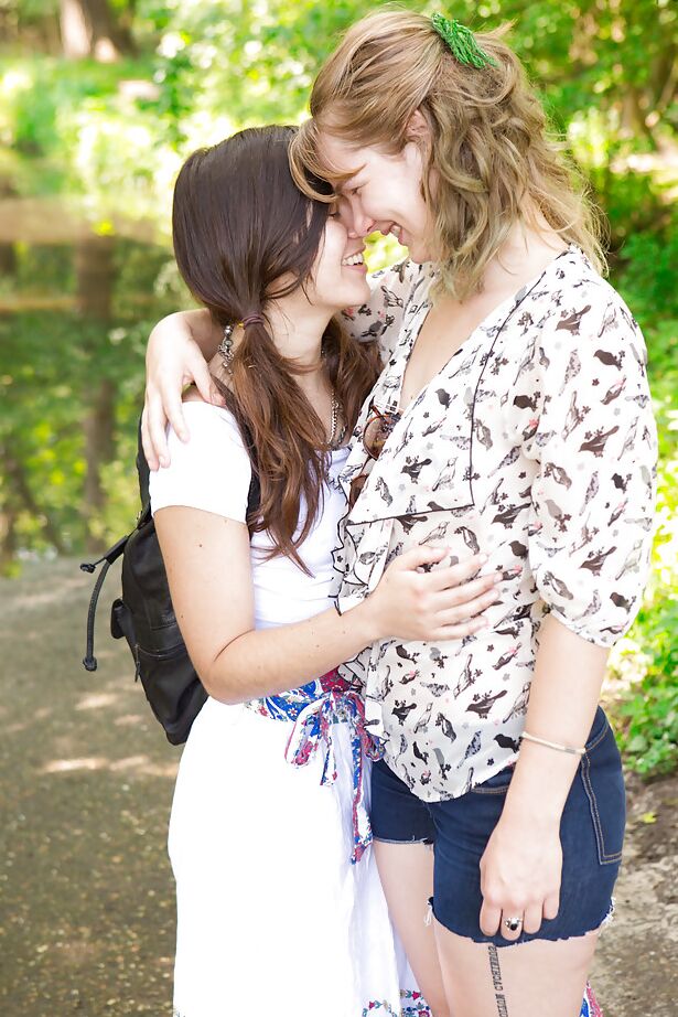 16P Adolescentes lésbicas se beijando e dedilhando bucetas peludas em espaço público