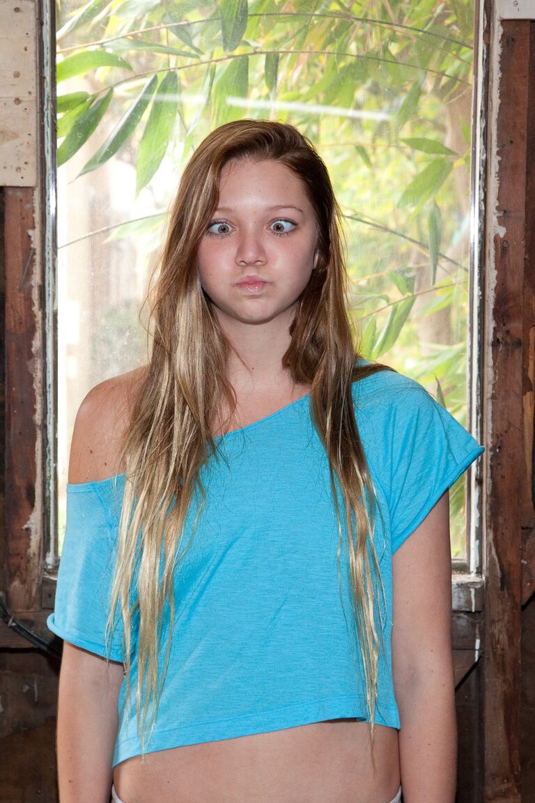 12P Adolescente GF Erin Marie Hogan mostrando seu corpo sexy ao ar livre