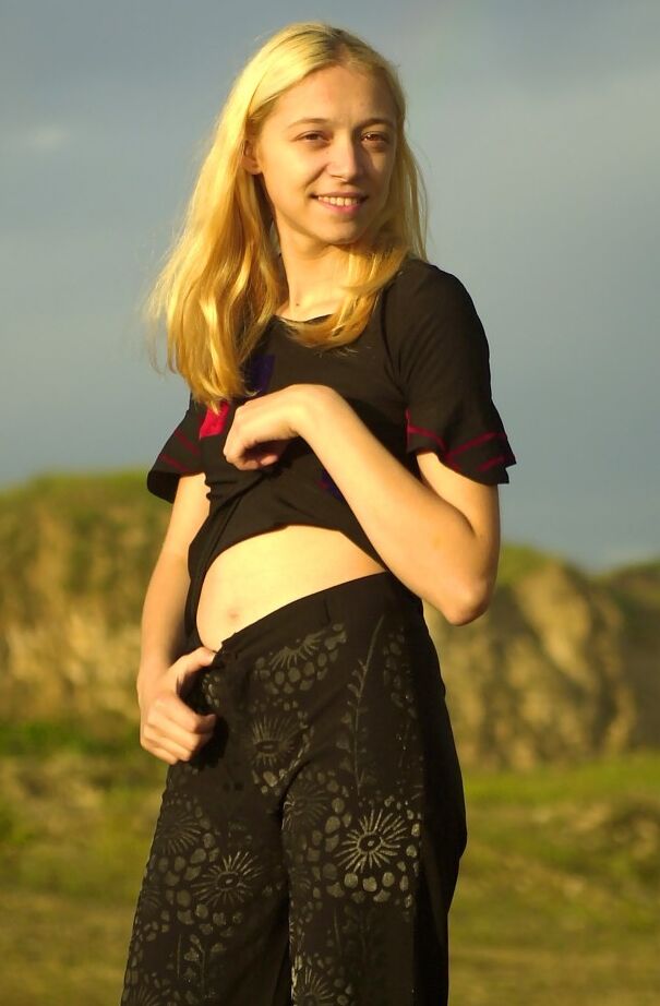 21P Vika, une jeune amateur aux jolis petits seins, pose totalement nue en extérieur.