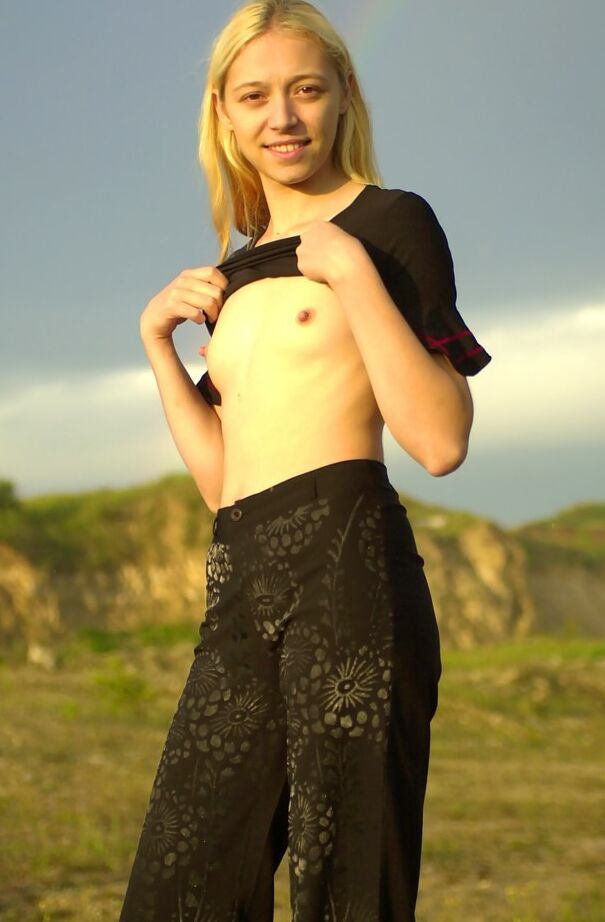 21P Vika, une jeune amateur aux jolis petits seins, pose totalement nue en extérieur.