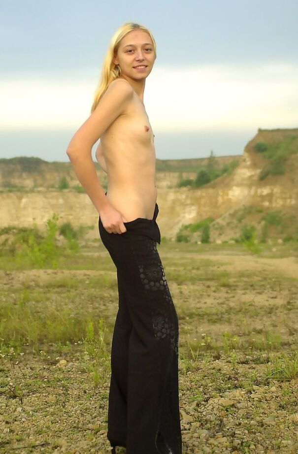 21P Vika, une jeune amateur aux jolis petits seins, pose totalement nue en extérieur.
