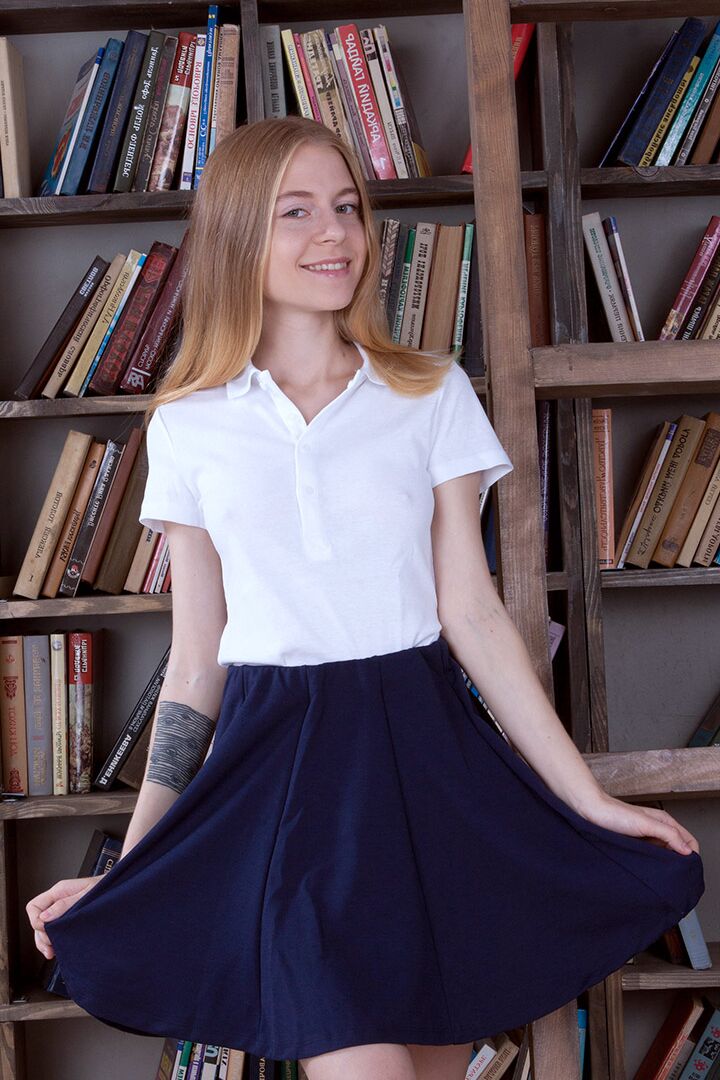 16P Adolescente delgada muestra su ropa interior de algodón mientras hojea libros en la biblioteca