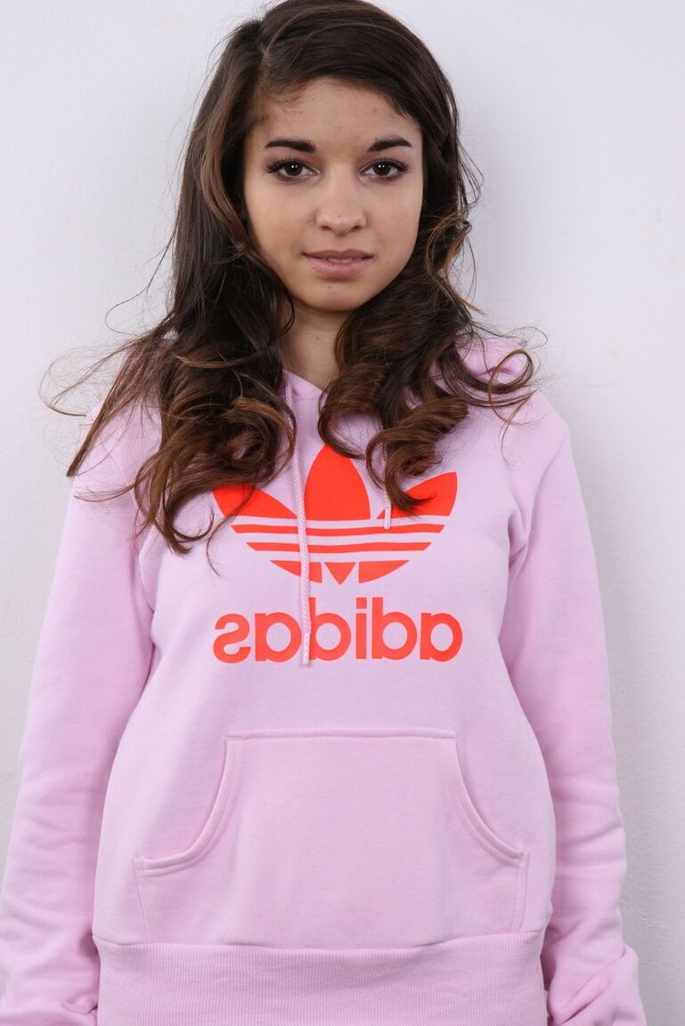 20P A adolescente tcheca Barely Legal Nikola posa nua para comprar roupas novas