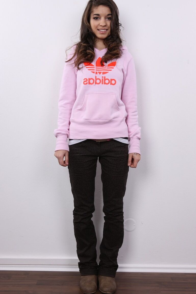 20P A adolescente tcheca Barely Legal Nikola posa nua para comprar roupas novas