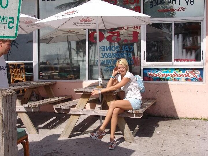 17P La blonde Nicole montre sa chatte rasée et ses seins naturels sur la banquette arrière