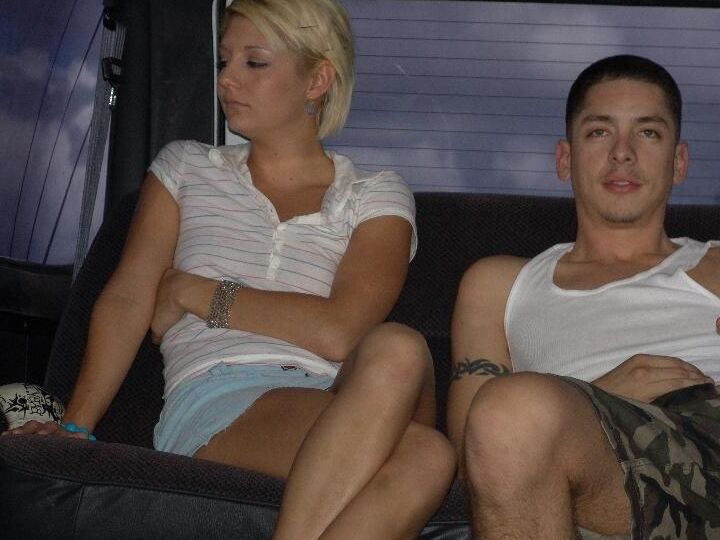 17P La blonde Nicole montre sa chatte rasée et ses seins naturels sur la banquette arrière