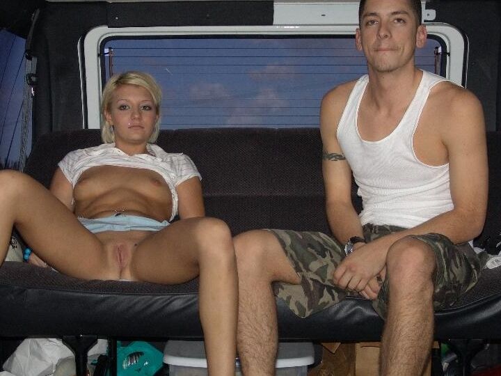 17P La blonde Nicole montre sa chatte rasée et ses seins naturels sur la banquette arrière
