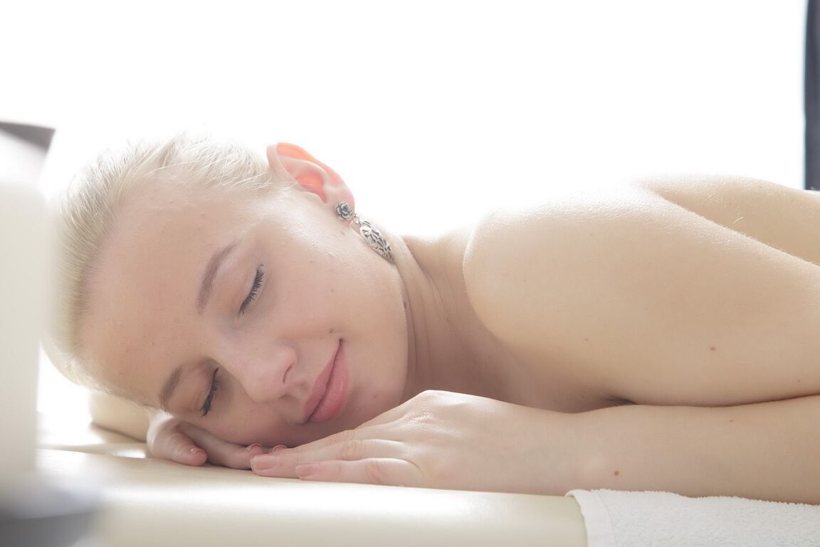 16P Die schöne 18-jährige Blondine wird von ihrem Masseur entjungfert