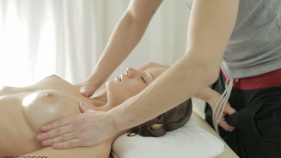 17P Adele, une adolescente amateur, se fait sodomiser profondément sur la table de massage.