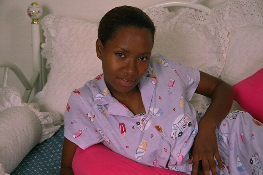 16P Adolescente ébano Dazy está deitado nu e brincando com lindos peitos grandes