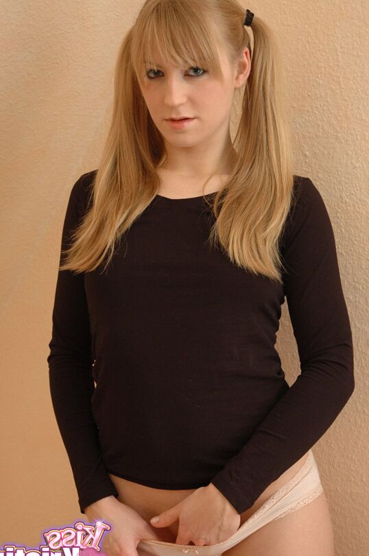 12P Blonde Teen Kiss Kristin bedeckt ihre Titten mit den Händen, während sie in Unterwäsche steht