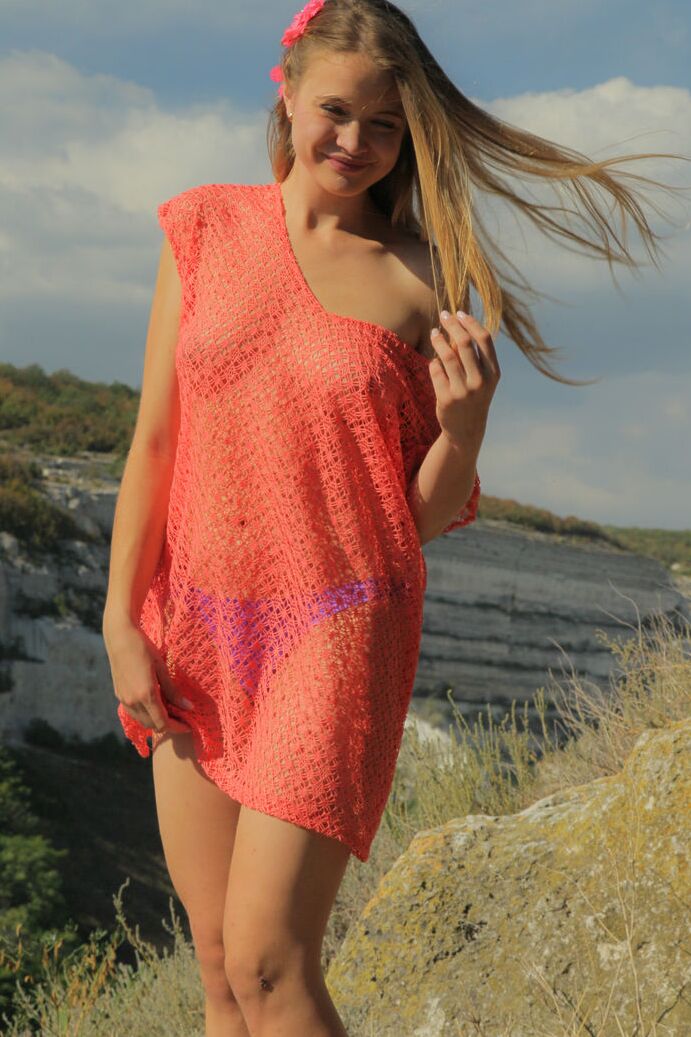 20P Linda adolescente Linda tira roupas transparentes para posar nua nas colinas