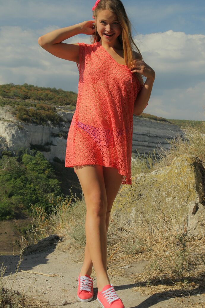 20P Linda adolescente Linda tira roupas transparentes para posar nua nas colinas