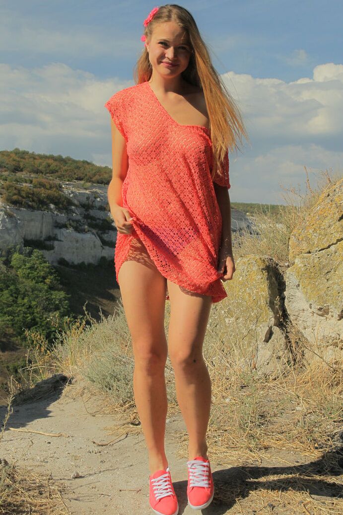 20P Linda adolescente Linda tira roupas transparentes para posar nua nas colinas