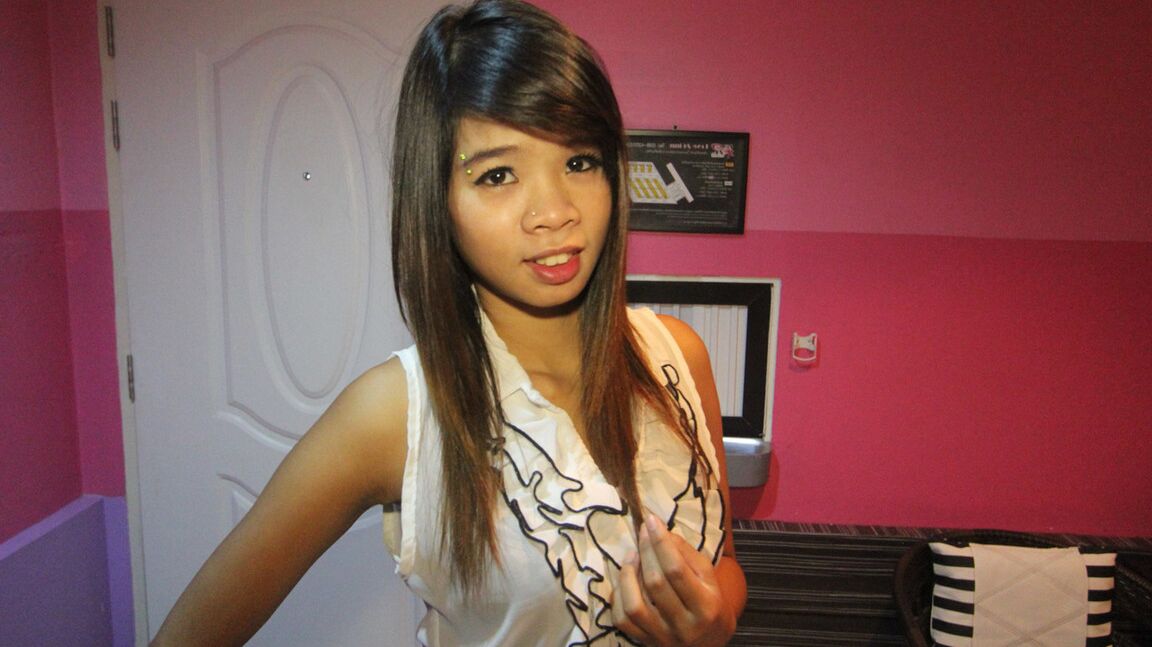 15P La jolie adolescente thaïlandaise Tuktana se déshabille avant le sexe en POV sur un lit