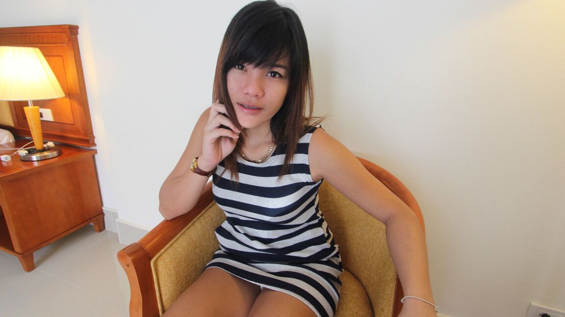 15P Une jeune fille thaïlandaise se déshabille dans une chambre d'hôtel avant de faire l'amour en POV à cru avec un Farang