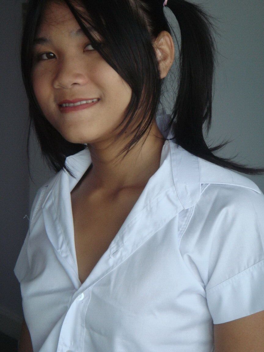 12P Une jolie adolescente asiatique montre sa chatte chauve avec des bas en maille et des nattes