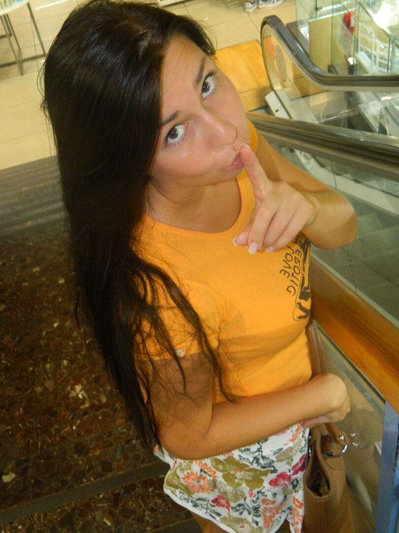 15P La traviesa adolescente Aubrey Paige se toma selfies de su culo y sus tetas en el vestuario