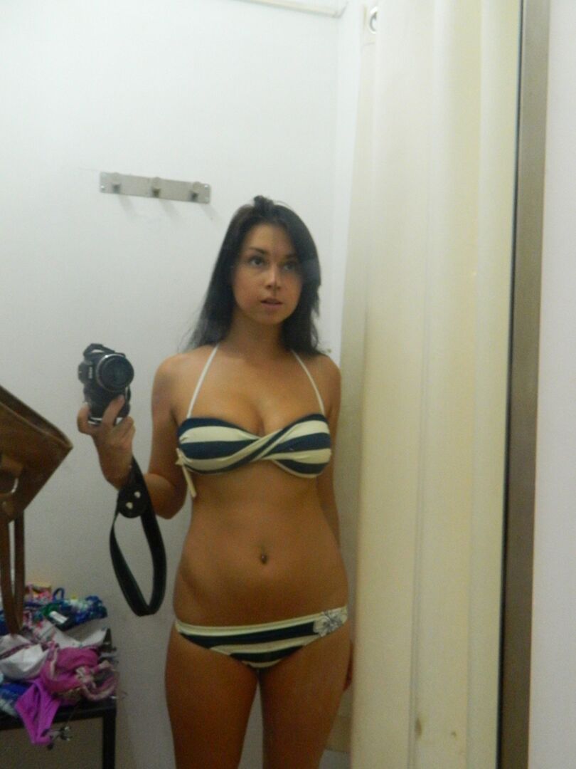 15P La traviesa adolescente Aubrey Paige se toma selfies de su culo y sus tetas en el vestuario