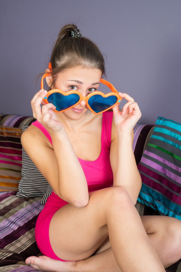 20P La simpática modelo joven Sabrina posa desnuda en su cama después de desnudarse