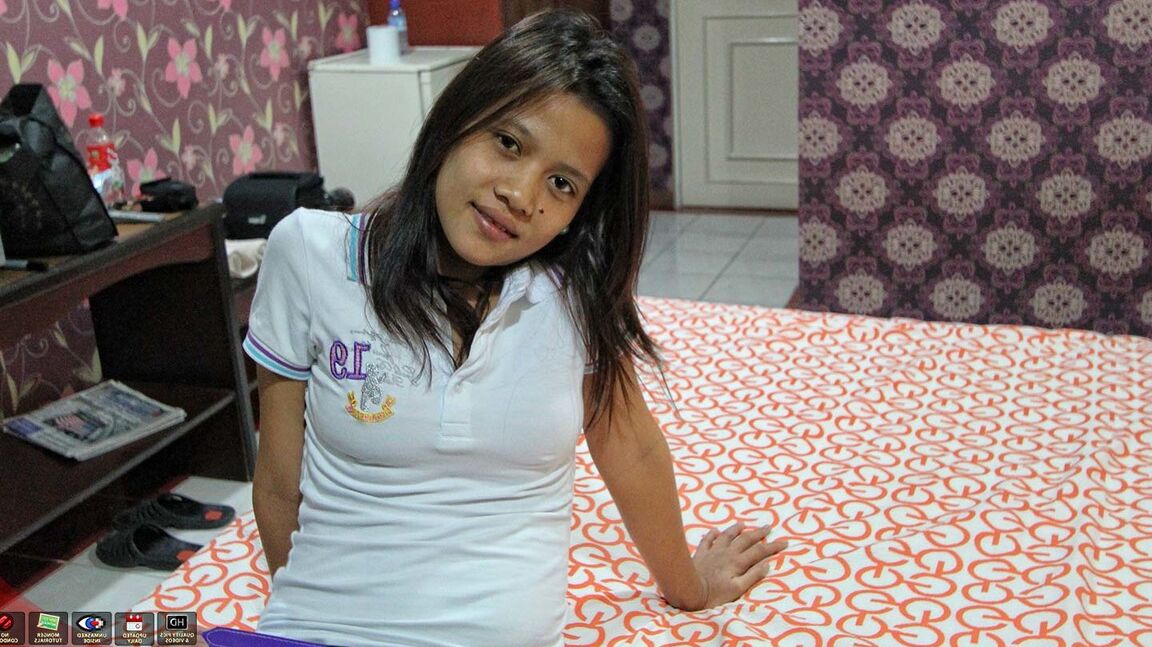 15P A adolescente asiática feia Maricel tira a calcinha de algodão para conseguir um creampie de buceta gostosa