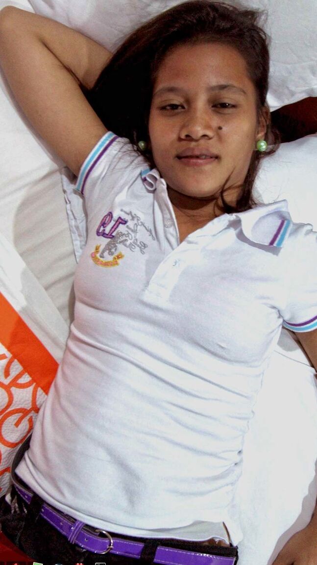 15P A adolescente asiática feia Maricel tira a calcinha de algodão para conseguir um creampie de buceta gostosa