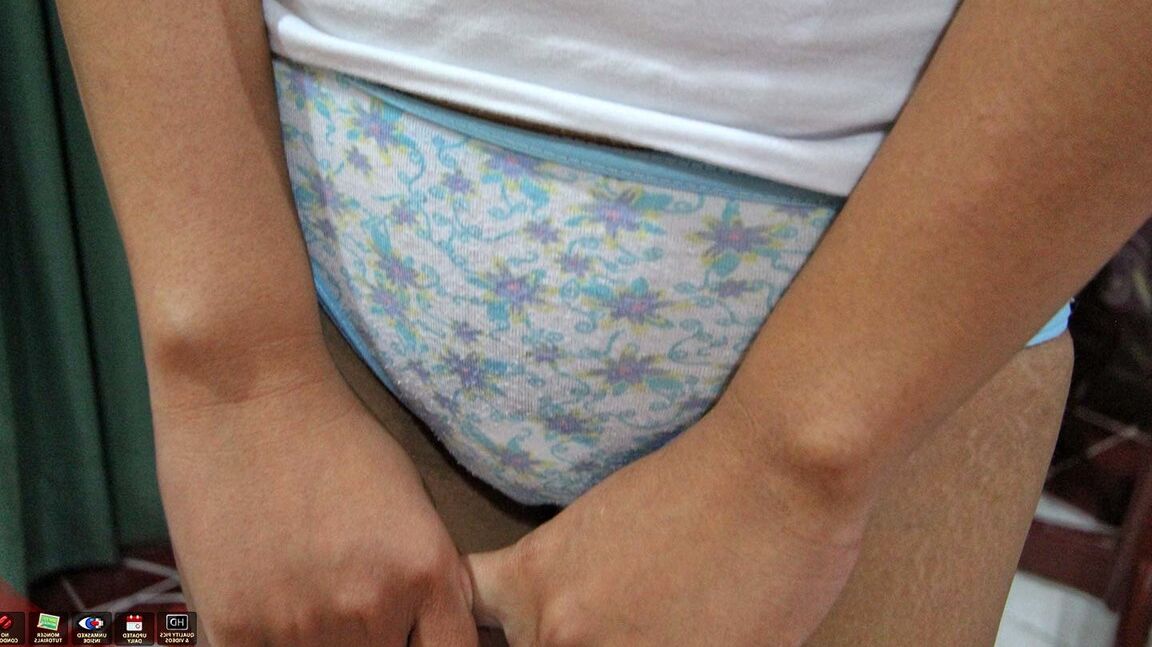 15P A adolescente asiática feia Maricel tira a calcinha de algodão para conseguir um creampie de buceta gostosa