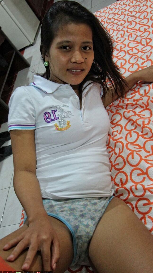 15P A adolescente asiática feia Maricel tira a calcinha de algodão para conseguir um creampie de buceta gostosa