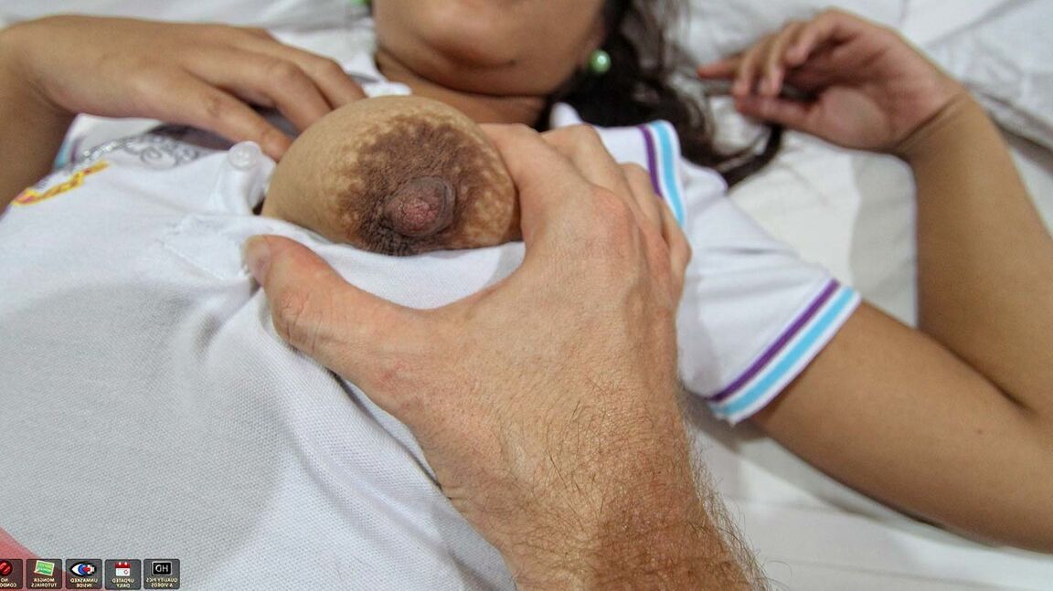 15P A adolescente asiática feia Maricel tira a calcinha de algodão para conseguir um creampie de buceta gostosa